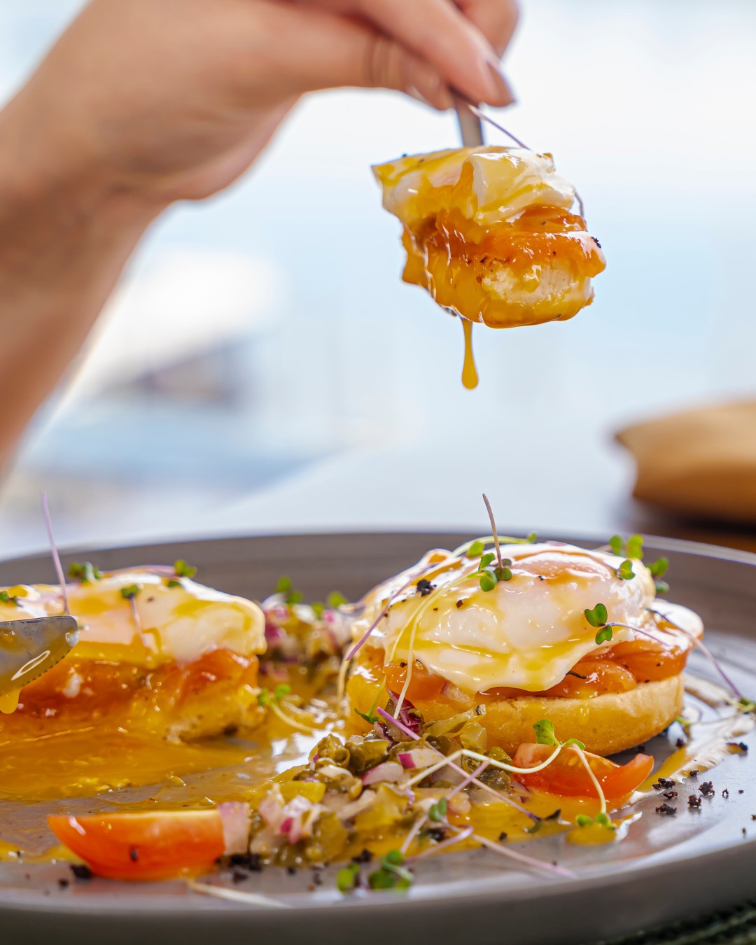 Huevos benedict con tomate y microhojas