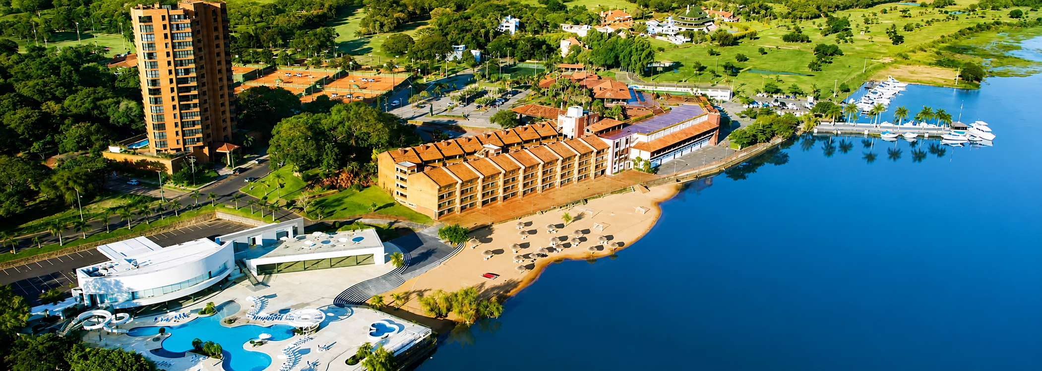 Vista aérea del Yacht y Golf Club Paraguayo con marina, playa y campo de golf sobre el río Paraguay
