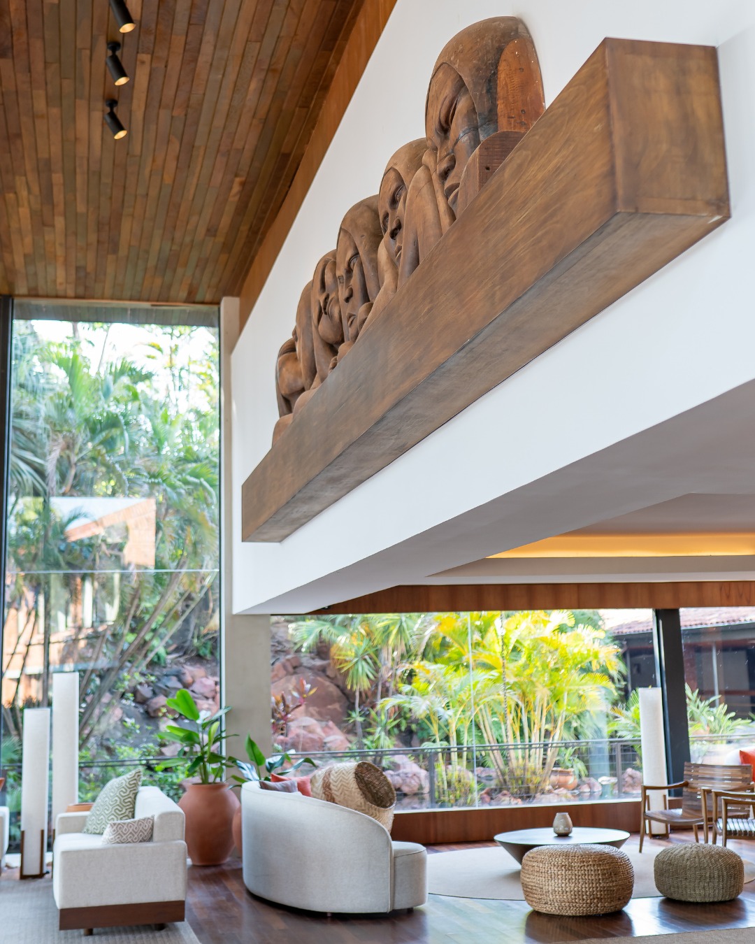 Lobby del hotel con doble altura y arte paraguayo
